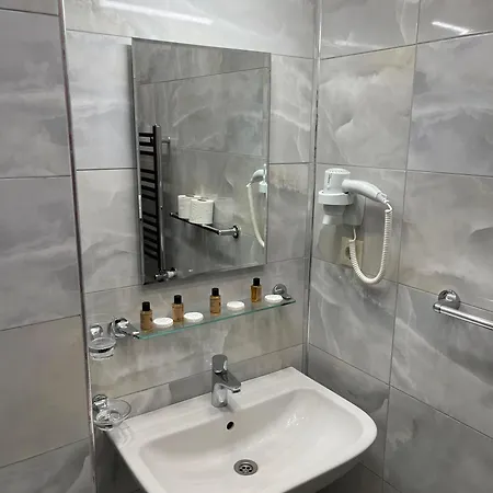 Adil Hotel